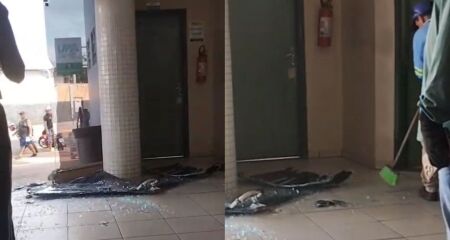 O vidro se estilha&ccedil;ou em v&aacute;rios peda&ccedil;os e assustou pacientes que aguardavam atendimento