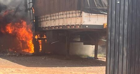 Veículo estava parado havia cerca de uma semana e teve os 12 pneus destruídos; proprietária suspeita que fogo tenha sido criminoso