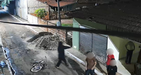 Ataque ocorreu na frente de crianças; polícia encaminhou dois jovens para a delegacia, que prestaram depoimento e foram liberados