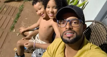 Anderson dorme sentado h&aacute; dois anos para evitar refluxos causados pela doen&ccedil;a