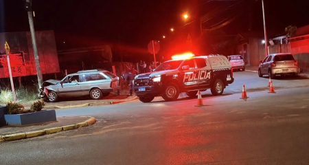 A vítima estava dentro do carro quando teria sido surpreendida pelo suspeito
