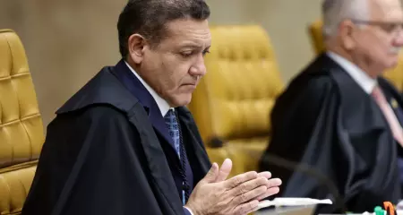 Mensagens citam R$ 500 mil ao lado do contato do filho de Nunes Marques. Ministro diz que filho não trabalhou para Master