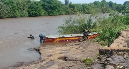 Motocicleta e roupas foram encontradas às margens do rio; Corpo de Bombeiros realiza buscas nesta segunda-feira