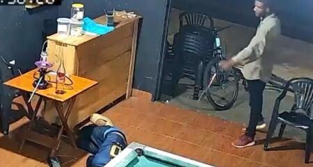 Durante a prisão, os policiais apreenderam uma pistola calibre .380, um carregador e munições