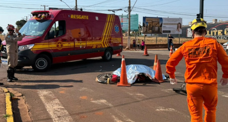 Vítima seguia pela avenida em bicicleta elétrica quando foi atingida durante conversão do caminhão