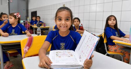 Capital teve média de 32,78 pontos; ao longo do ano, escolas municipais foram alvo de denúncias sobre merenda, falta de apoio a alunos e problemas de infraestrutura