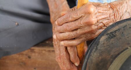 O homem teria subido at&eacute; o local para consertar uma telha e sofreu o acidente
