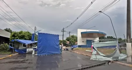Equipes iniciaram o processo de limpeza das ruas próximas ao local