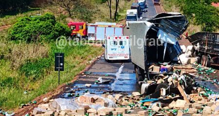 Acidente ocorreu no trecho entre os munic&iacute;pios de Aparecida do Taboado e Parana&iacute;ba, espalhando cargas pela pista

