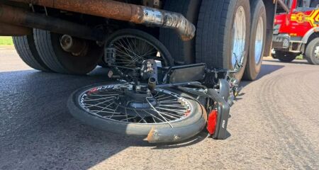 Bicicleta foi parar embaixo do ve&iacute;culo de carga