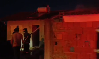 Vizinhos disseram ter visto o homem entrando no im&oacute;vel antes de as chamas come&ccedil;arem; resid&ecirc;ncia vizinha tamb&eacute;m foi atingida