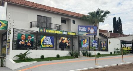 Fachada foi quase toda tomada por placas