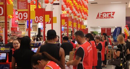 Clientes madrugaram para aproveitar ofertas de inaugura&ccedil;&atilde;o do Fort Nasser