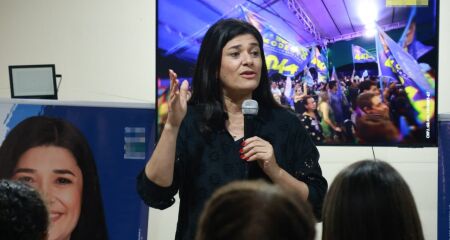 Candidata a deputada federal usou a própria trajetória familiar para exemplificar o impacto do ensino público