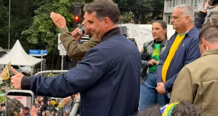 Em ato na Avenida Paulista, Flávio Bolsonaro e apoiadores criticaram Alexandre de Moraes e saíram em defesa de André Mendonça