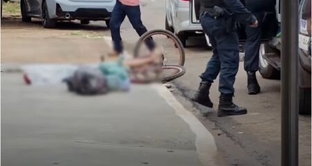 O homem caiu na calçada e morreu ainda no local.
