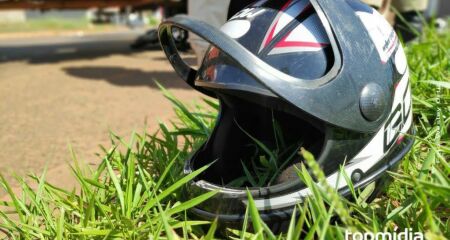 O jovem tentou realizar uma convers&atilde;o &agrave; esquerda e atingiu o motociclista 