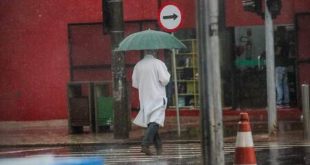 Também estão previstas tempestades com raios, rajadas de vento e quedas de granizo