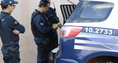 Eles usam a identidade visual da polícia para atrair pessoas com falsas promessas de vagas e facilidades ilegítimas