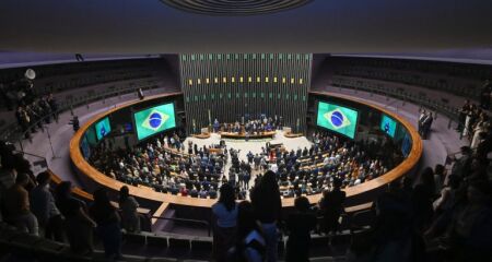 Sete dos oito deputados federais do estado tentam a reeleição; levantamento lista nomes considerados competitivos para as vagas