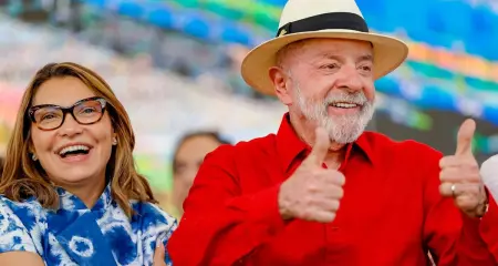 Janja interveio após mulher abraçar e puxar o presidente Lula durante a caminhada de campanha com Elmano em Juazeiro do Norte (CE)