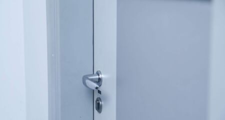 A v&iacute;tima afirma que a mulher aparecia em sua casa e trabalho