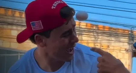 O parlamentar fazia campanha em Lagoa Santa, na Grande BH, quando foi atingido nas costas por um ovo