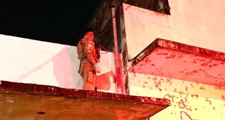 Suspeitou caiu de cerca de tr&ecirc;s metros e precisou ser resgatado pelos bombeiros