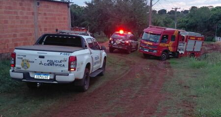 Depois de encontrar o cadáver, os moradores acionaram o Corpo de Bombeiros