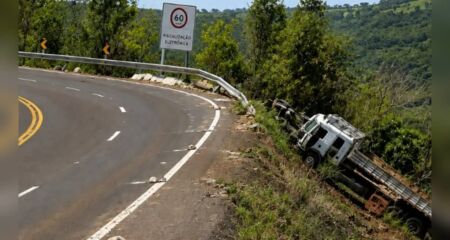 O condutor teria perdido o controle de direção e saído da pista