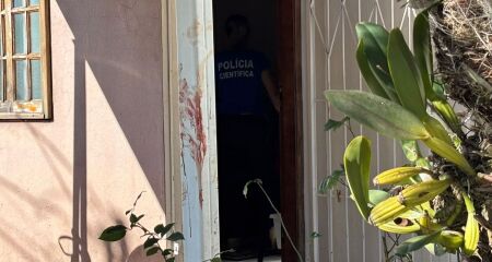 Mulher de 70 anos foi socorrida e está fora de risco; filho, de 48, foi preso em flagrante por tentativa de feminicídio