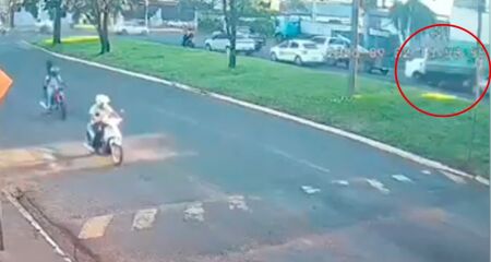 O acidente aconteceu em segundos e o motociclista n&atilde;o teve tempo de reagir