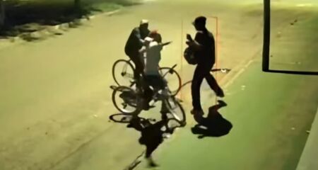 Os dois homens aparecem conversando em vídeos de câmera de segurança