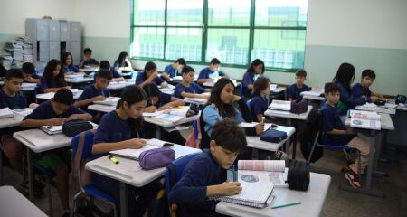 O modelo está presente em 62% das escolas estaduais e vem sendo ampliado também no Ensino Fundamental pelo governador Eduardo Riedel