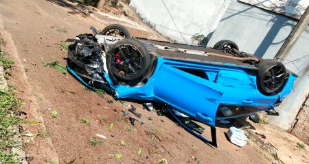 O condutor ficou ferido e o Honda Civic Type R ficou bastante danificado 