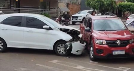 Motorista cruzou via preferencial e furou placa de Pare