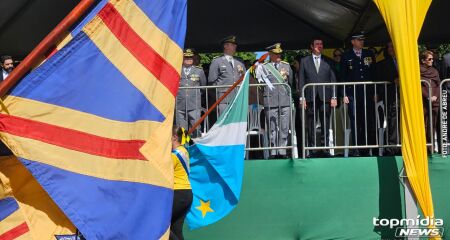 O governador de Mato Grosso do Sul, Eduardo Riedel, acompanhou a apresentação do palanque