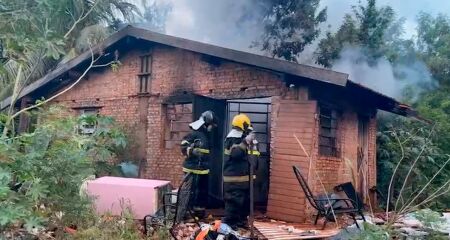 As equipes do Corpo de Bombeiros foram acionadas por volta das 5h da manhã para atender o caso