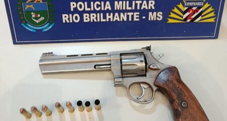 O caçador estava sozinho em propriedade rural quando disparo atingiu a coxa direita; revólver e oito munições foram apreendidos