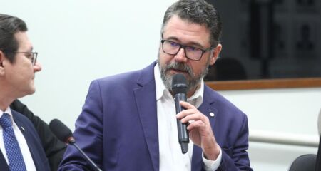 Proposta prevê defesa gratuita para agentes que responderem a processos por atos praticados durante o serviço
