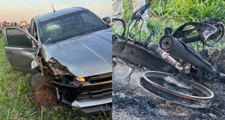 Com o impacto, a motocicleta pegou fogo e ficou completamente destruída pelas chamas