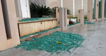 A suspeita é que a ventania causada pela chuva desta madrugada tenha estourado os vidros
