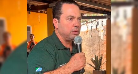 Deputado citou casos do INSS e do Banco Master durante discurso e defendeu candidatura de Fl&aacute;vio Bolsonaro 