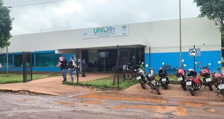 Moradores dizem que via também é usada por ônibus e dá acesso à academia ao ar livre; quando não chove, o problema é a poeira