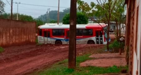 Veículo da linha Vila Popular está no cruzamento das ruas do Imperador e dos Centuriões desde a tarde de segunda-feira