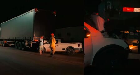 O veículo colidiu frontalmente com a traseira do caminhão