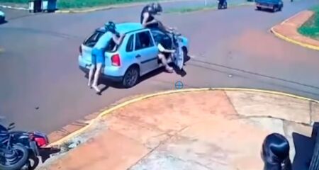 O condutor da motocicleta ficou preso na traseira do veículo