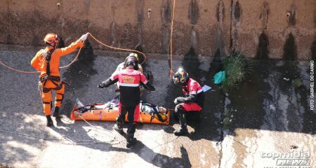 Vítima perdeu controle da moto em uma curva e caiu dentro do córrego