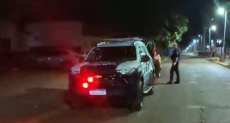 Suspeitos estavam em uma moto e fugiram depois do crime