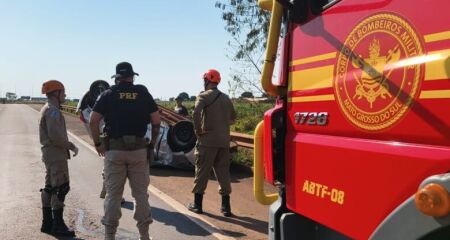 Equipes do Corpo de Bombeiros, PRF e Motiva Pantanal estiveram no local prestando socorro à vítima